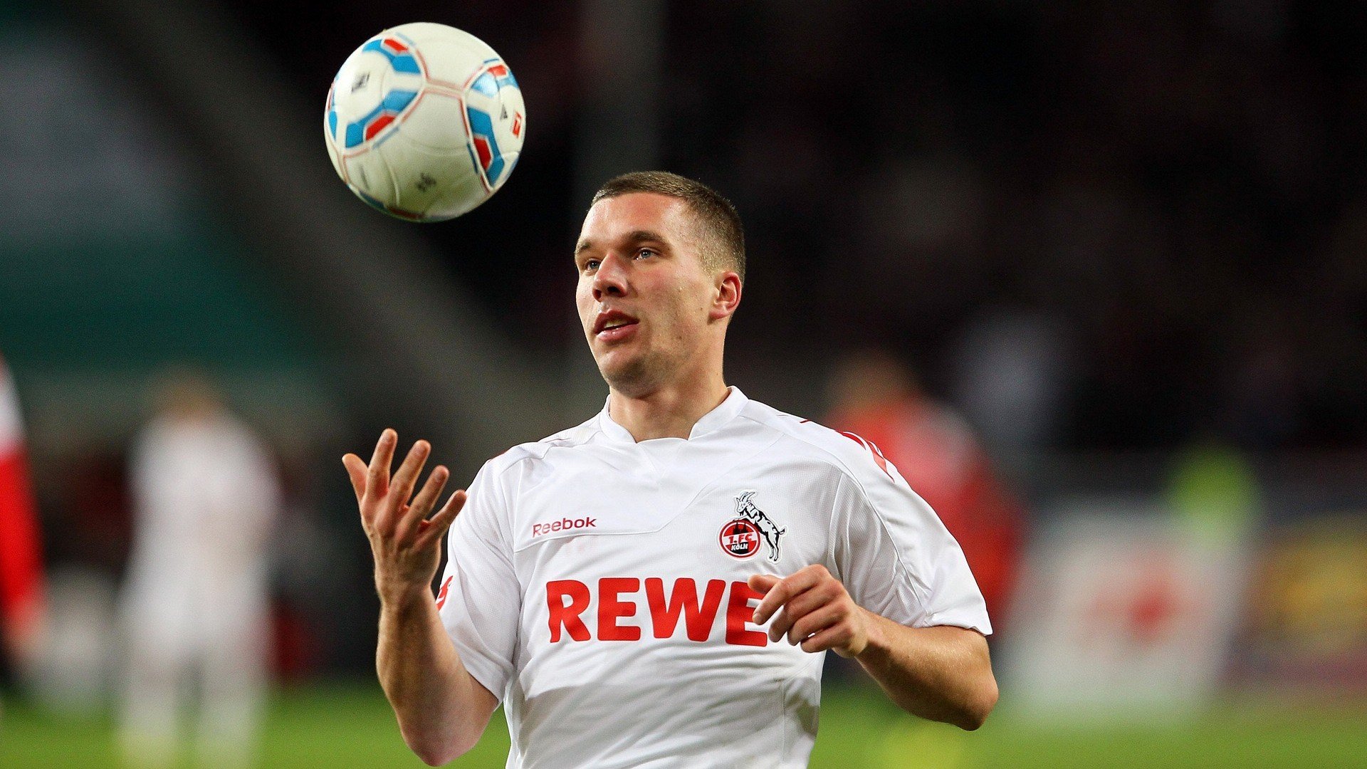 冠军球队球员签名会现场秩序井然粉丝反响热烈，ning冠军签名